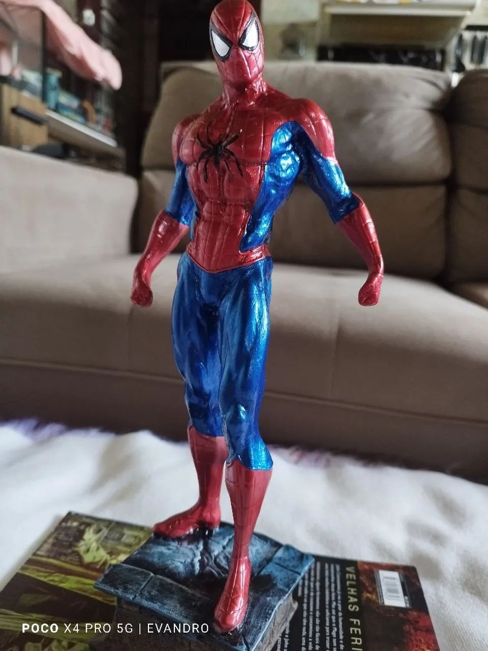 Estátua Homem-Aranha.