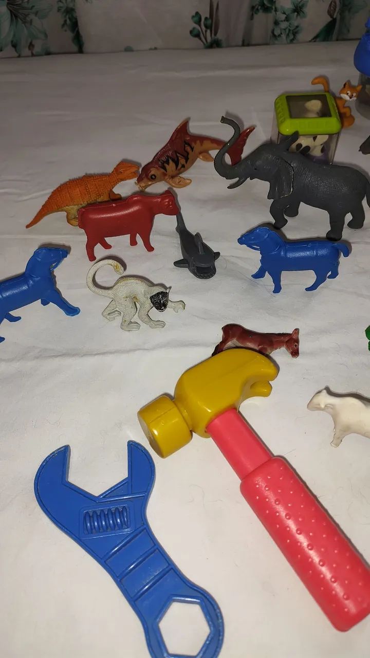 Lote de brinquedos variados: animais, ferramentas e muito mais! - Foto 2