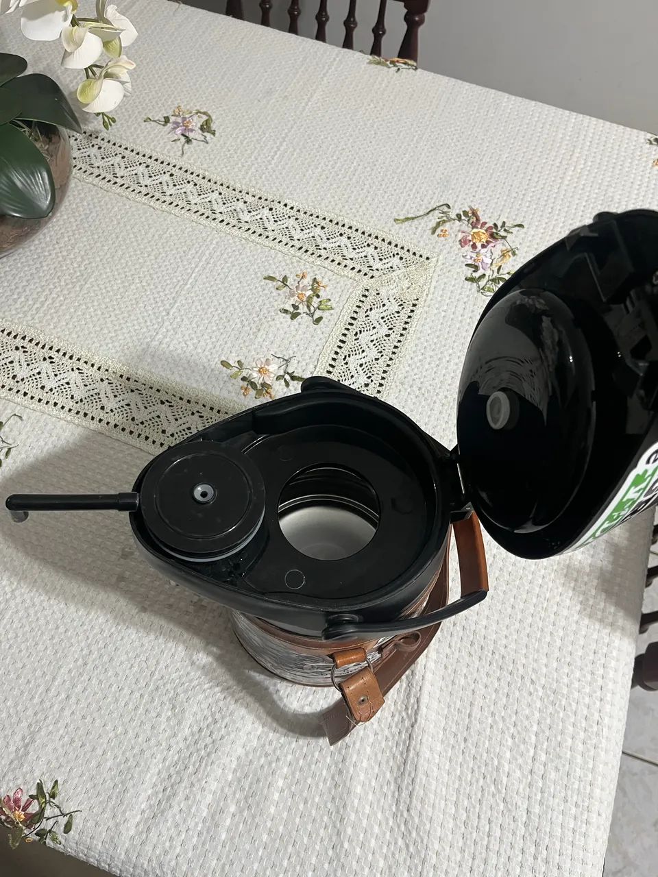 Garrafa térmica 2,5L, repleta de adesivos e personalizada a couro! - Foto 6