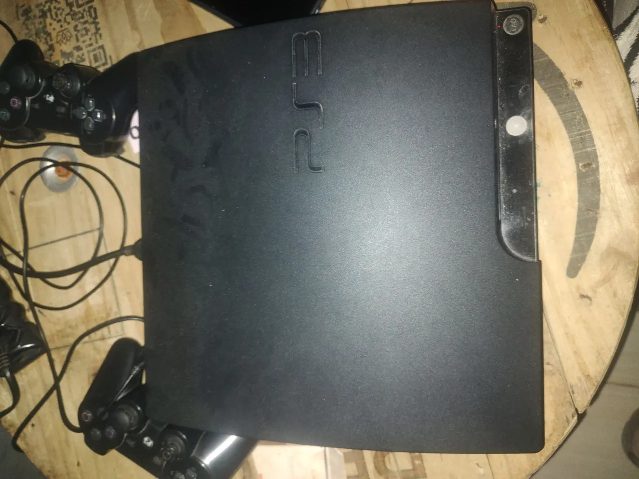 Playstation 3 slim + 4 Controles negociável!!
