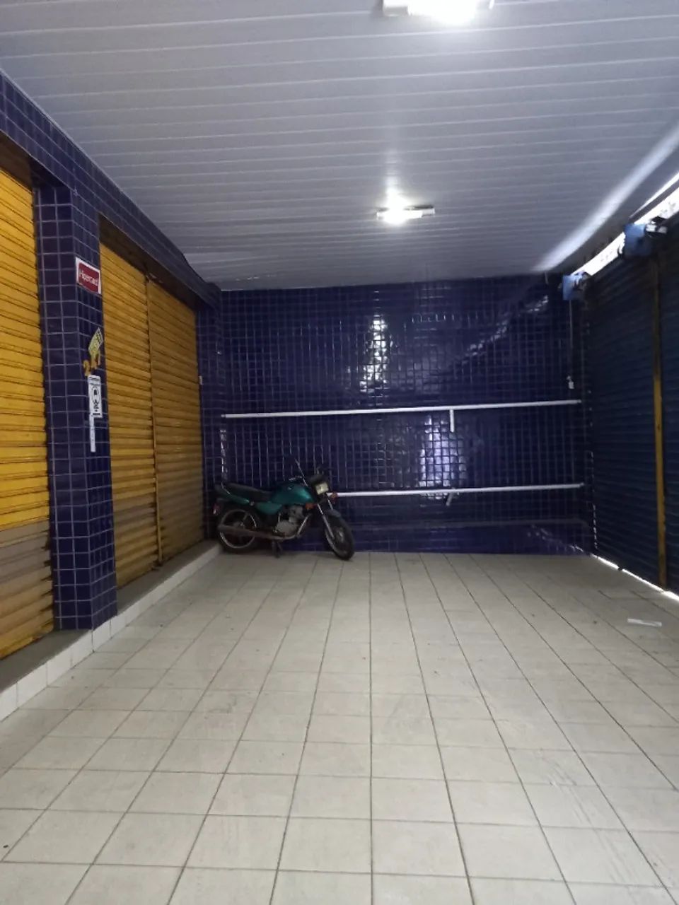 Imóvel Cordeiro,  736 metros, 5 salas,  4 WC, dois espaços   livres com mais de 300 metros