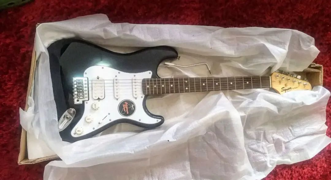 Guitarra Fender Squier Bullet Stratocaster Hss Humbucker