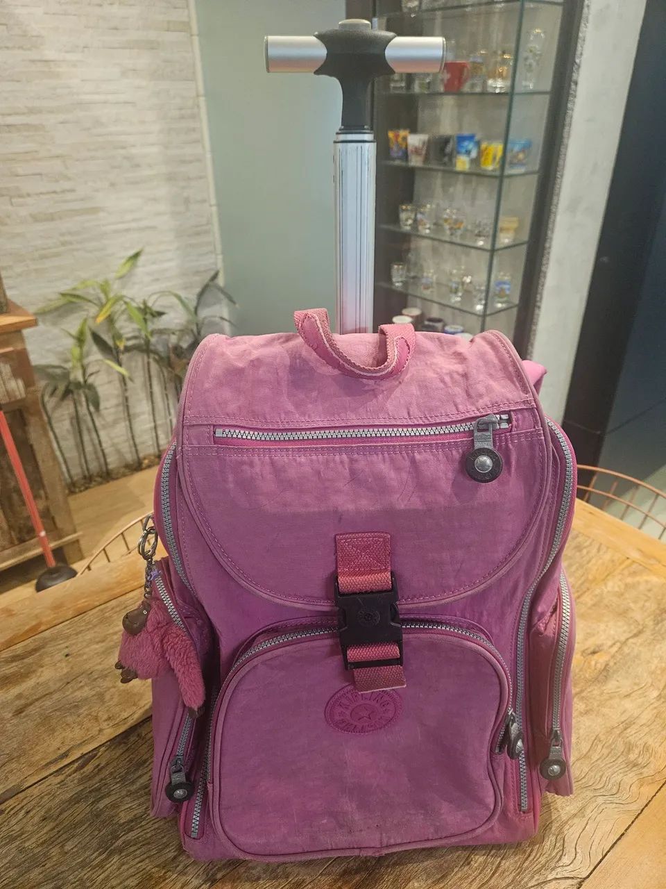 Mochila de Rodinhas Kipling Rosa - Usada 
