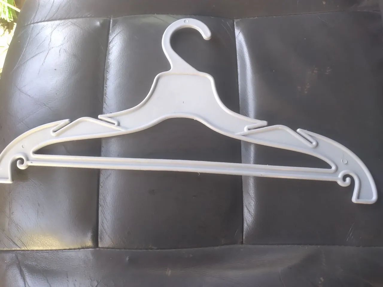 Cabide de plástico para roupas - Foto 4