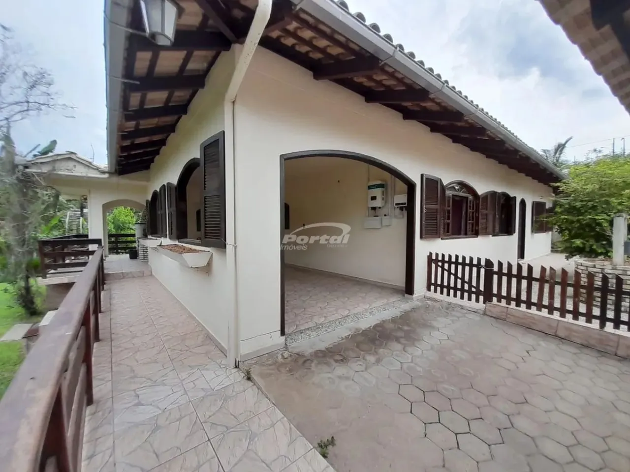 Casa disponível para locação no bairro Itoupava Central, em Blumenau/SC.