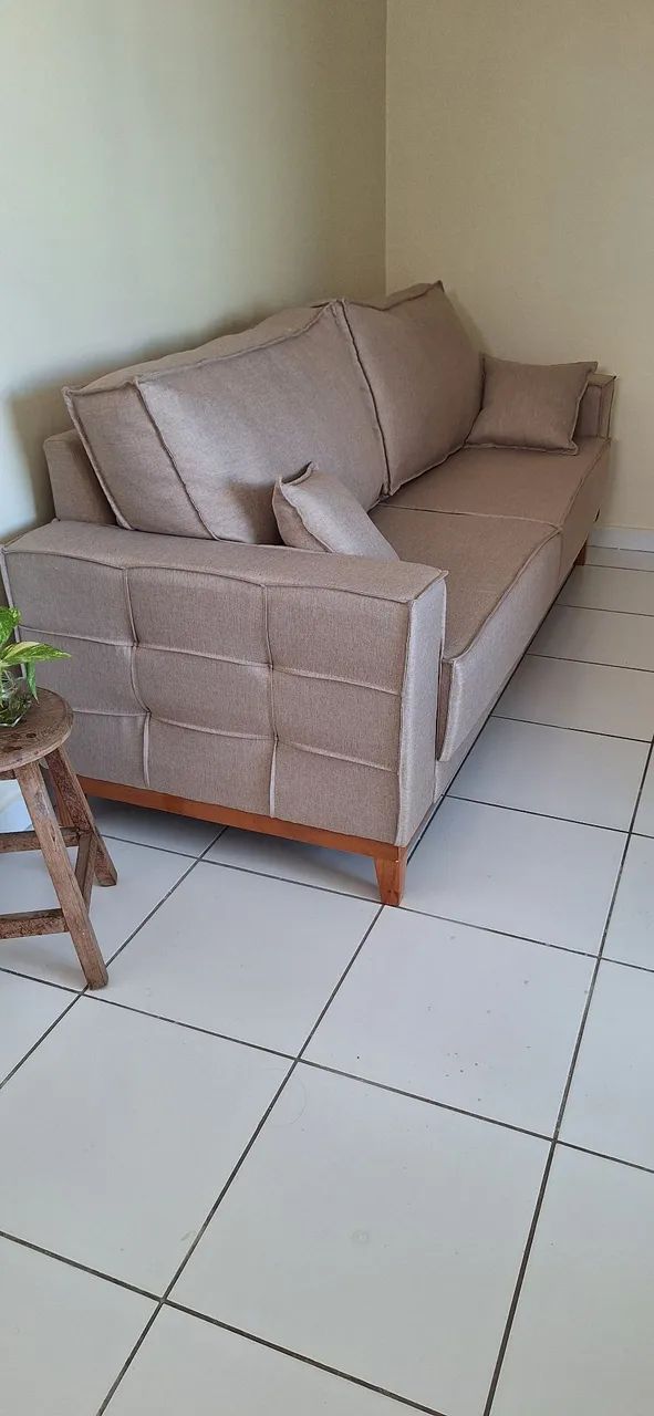 Sofá 3 lugares bege super novo.  2 meses de uso. - Foto 3