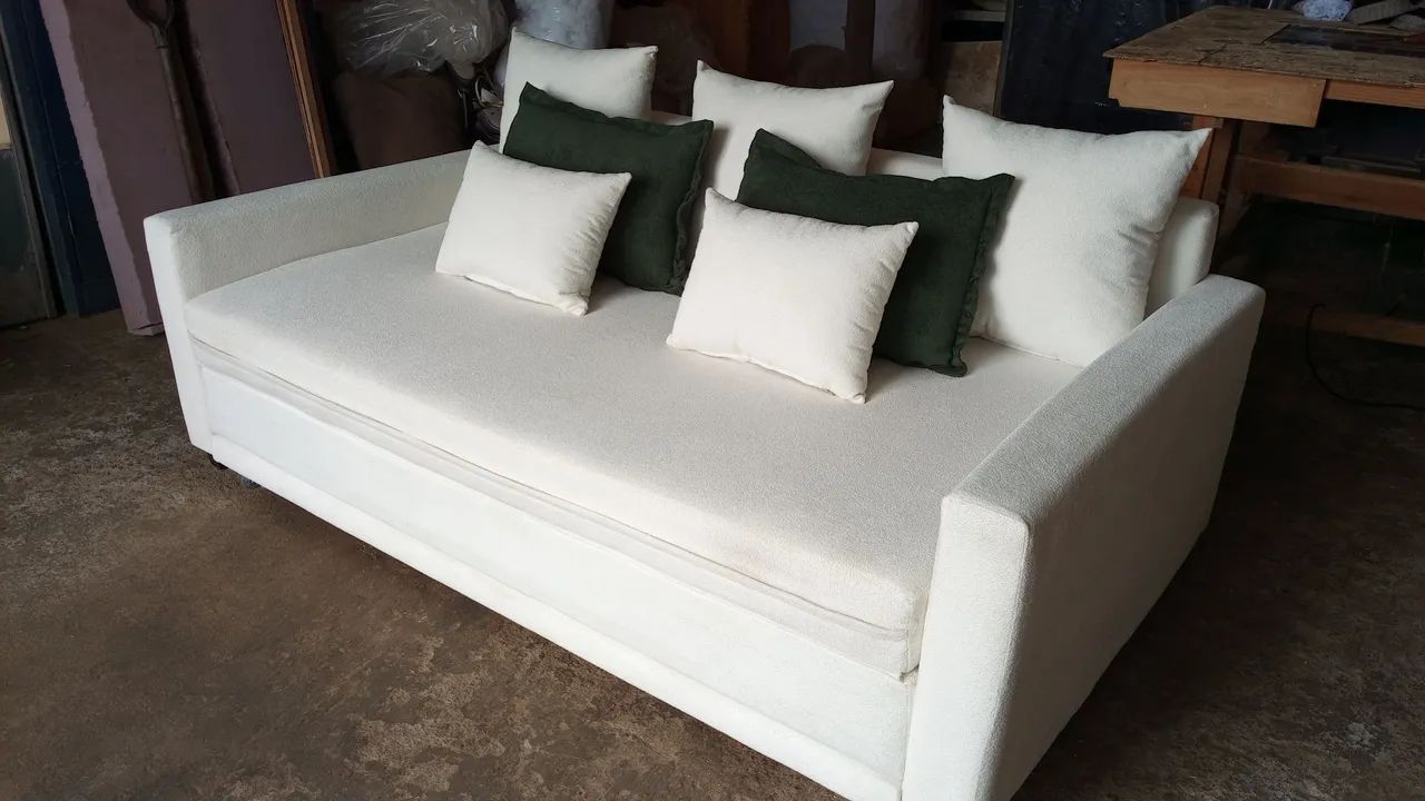 Sofá cama moderno branco com almofadas - Foto 3