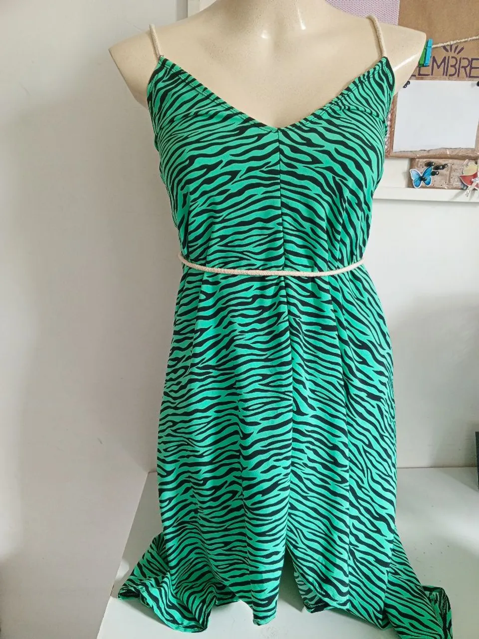 Nunca usado, vestido estampado Verde com Cinto