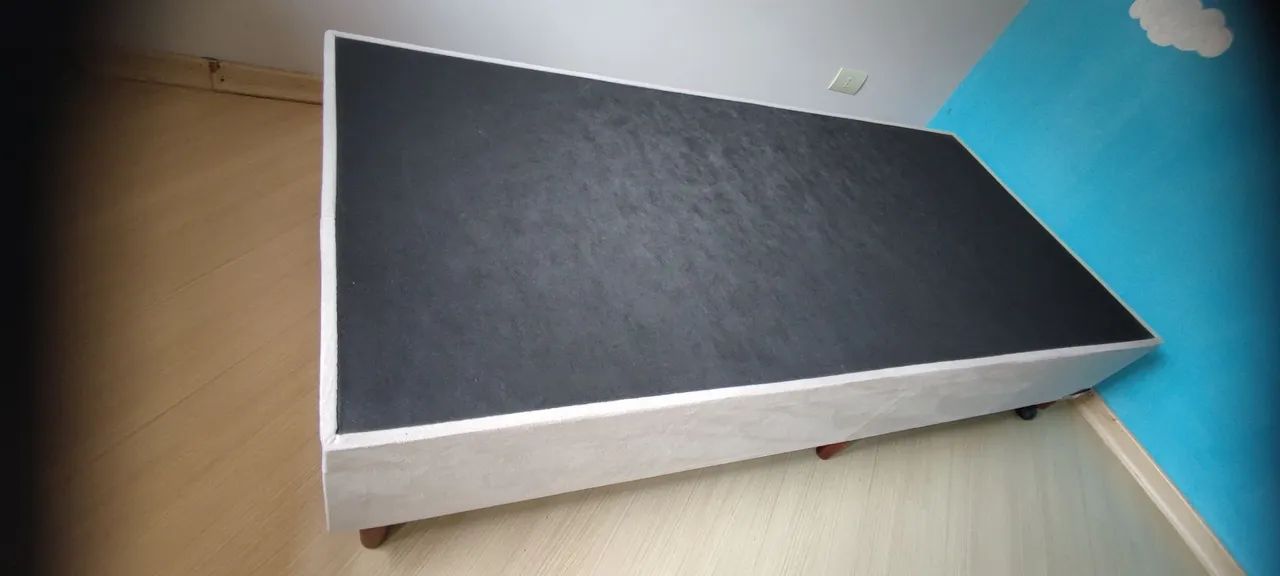 Cama Box Solteiro em Excelente estado - 6 pés (com 2 rodízios), forrado, cor Palha