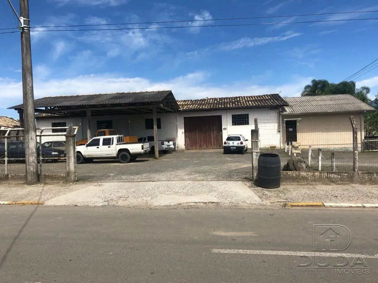Pavilhão com 300m² de área construída