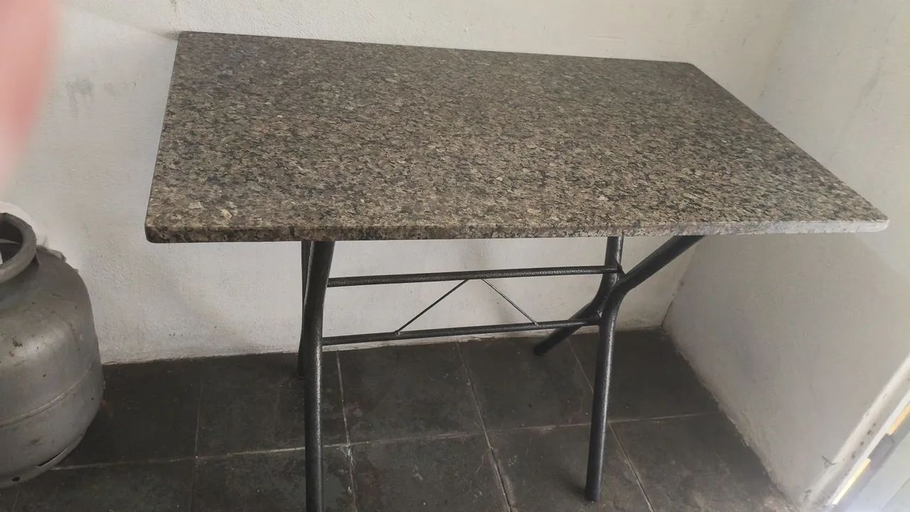 Mesa de mármore com 4 cadeiras 