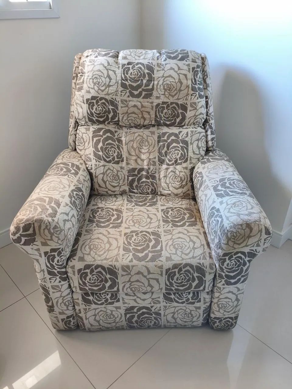 Poltrona estampada flores rosas