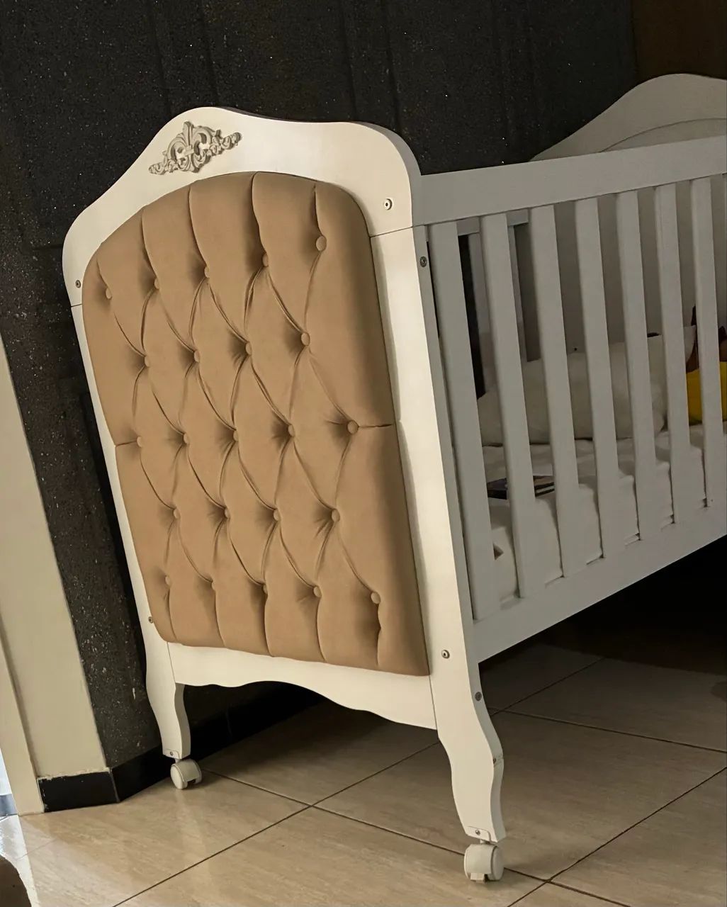 Berço 100%MDF em captonê + colchão 