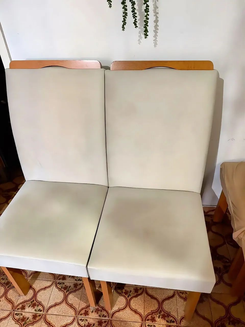 MESA DE JANTAR COM BASE DE MADEIRA 4 CADEIRAS  - Foto 2