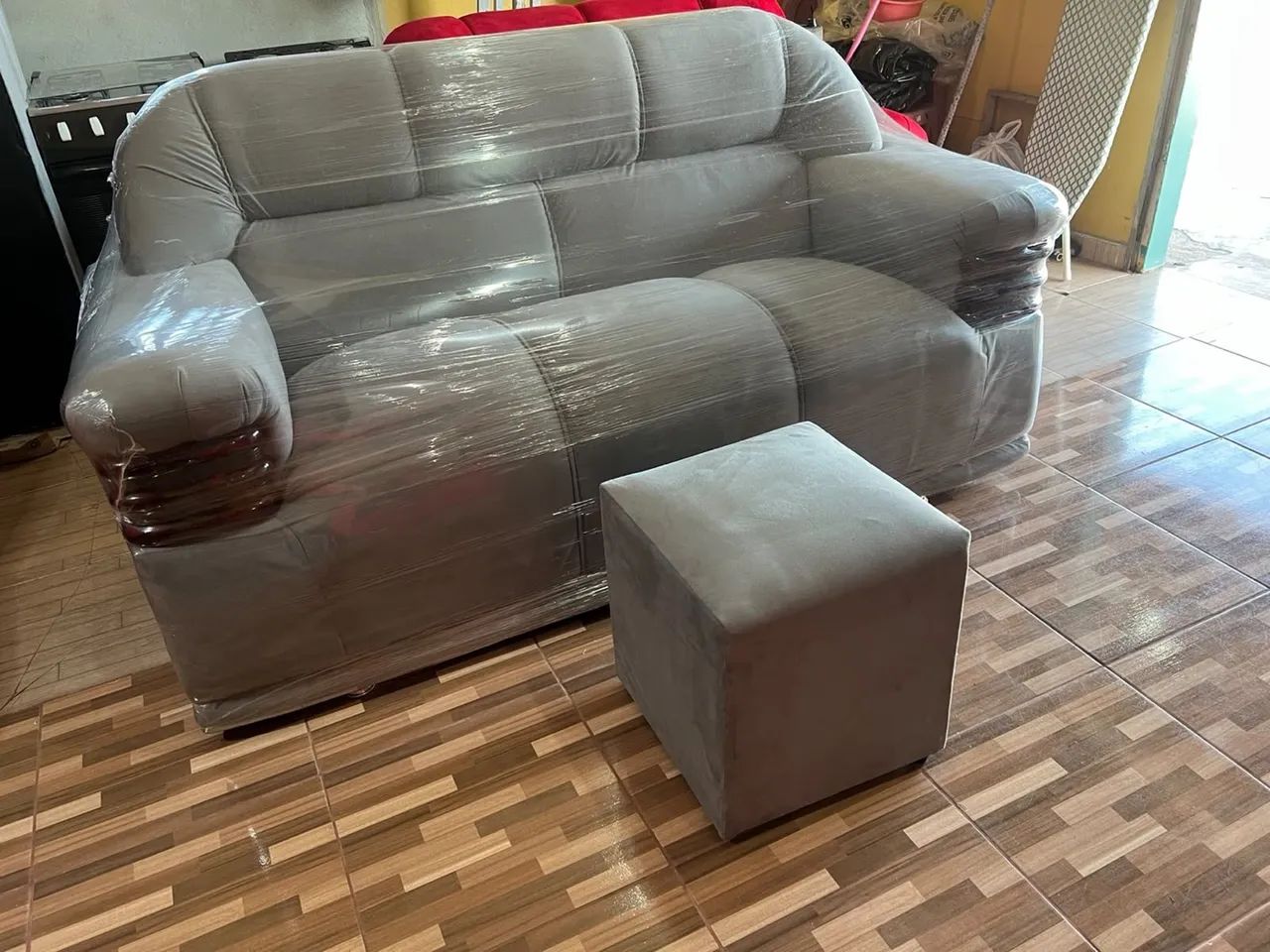 Sofá de três lugares com o puff - Foto 2