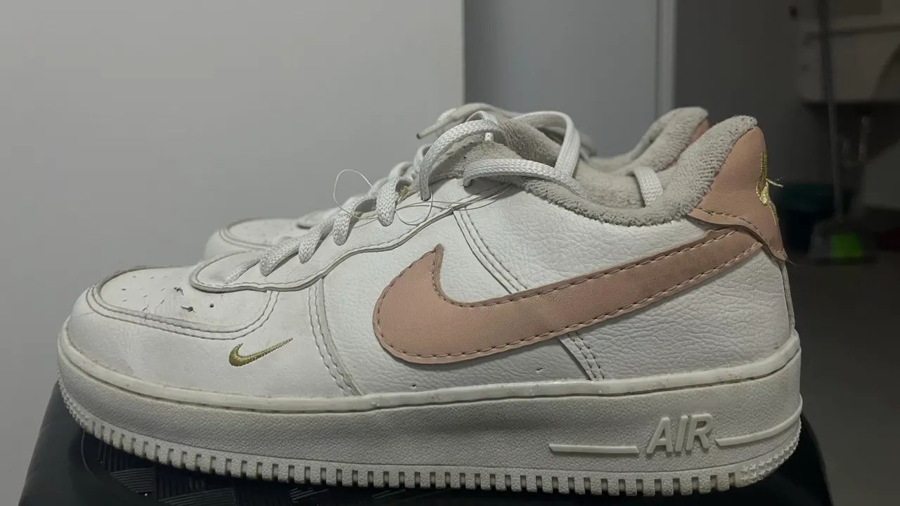Tênis Nike Air Force Branco com Detalhes Rosa e Dourado - Foto 2