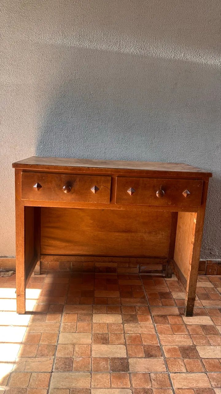 Mesa compensada com duas gavetas