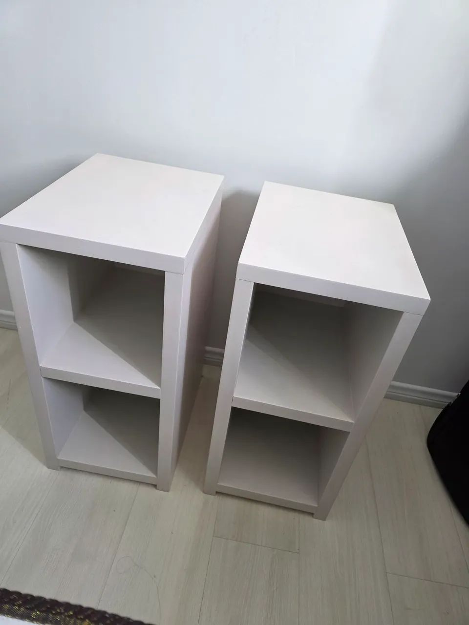 Mesinha de cabeceira.