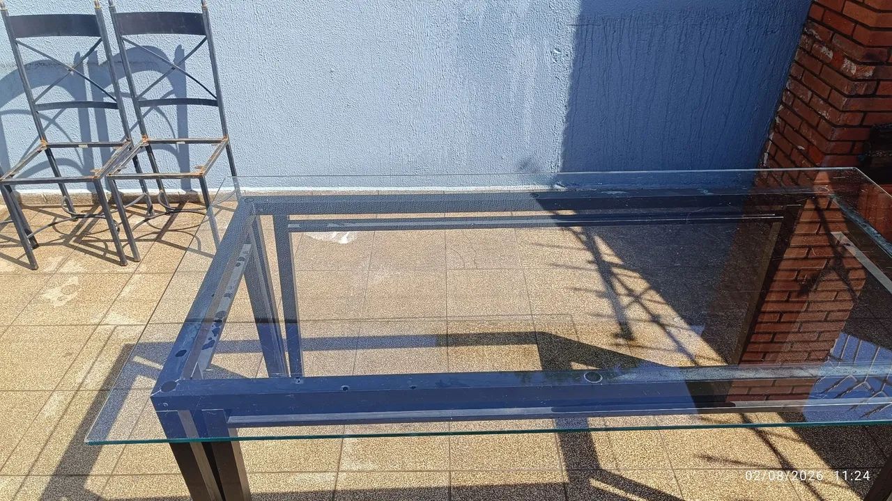 Mesa de vidro e jogo de cadeiras em ferro. - Foto 4
