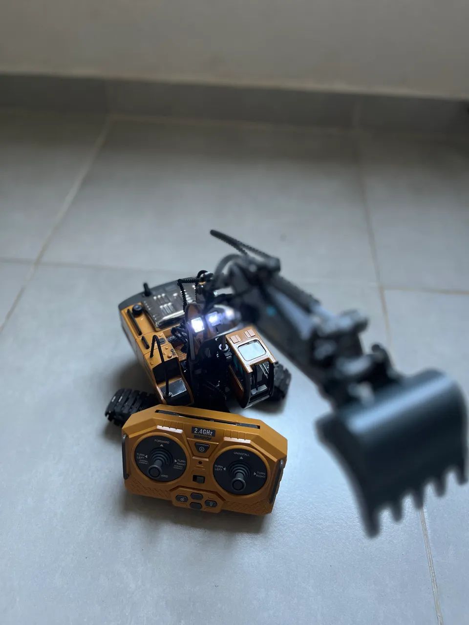Escavadeira com controle remoto!