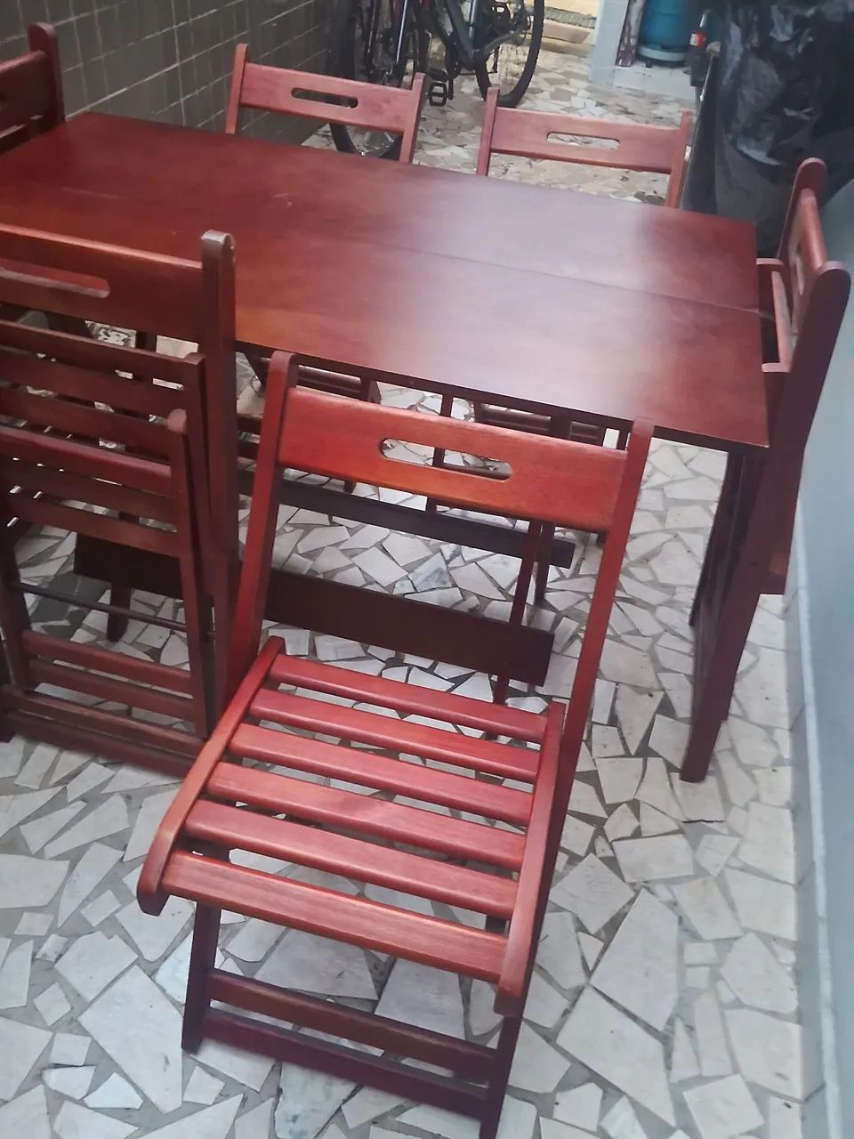 Mesa de madeira desmontável com 6 cadeiras - Foto 2