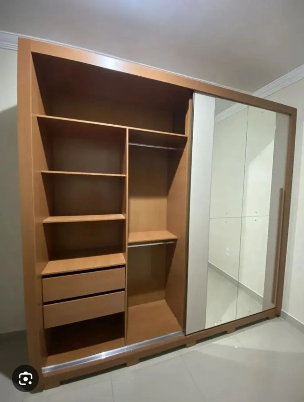 Vende se GUARDA Roupa Ripado c Espelho Central - Foto 4