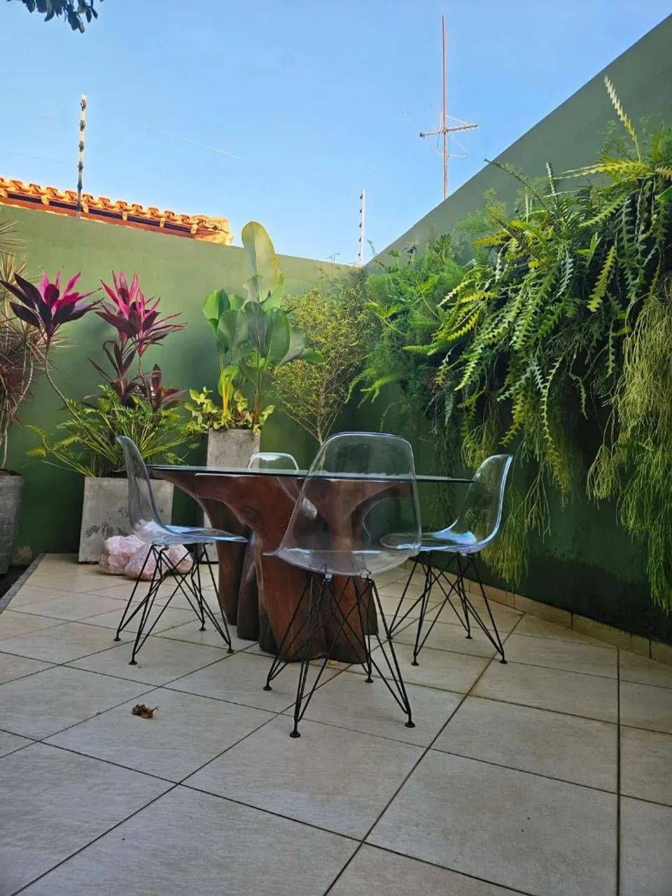 Mesa de vidro com o pé de madeira - Foto 2