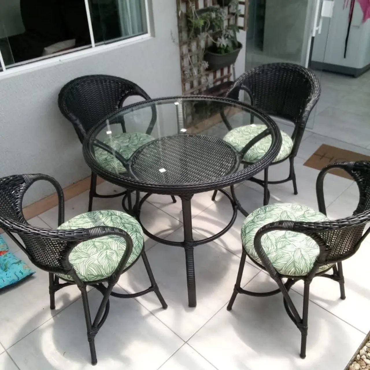 Conjunto mesa com quatro cadeiras 