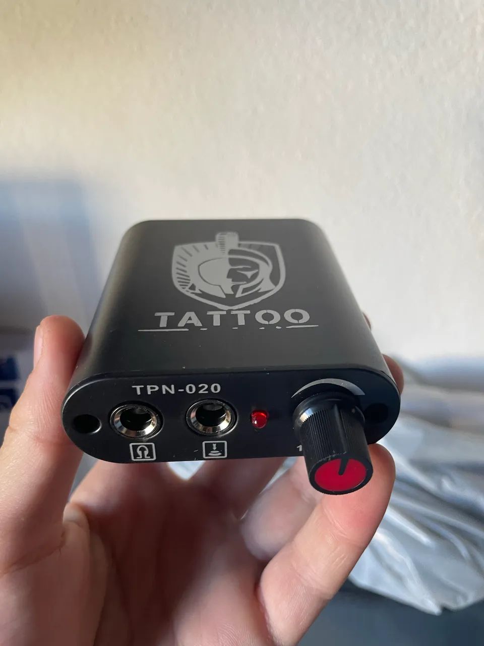 Fonte Para Tatuagem Compacta Tpn-020 Bivolt 1.5v-18v 2a Na Caixa - Foto 4