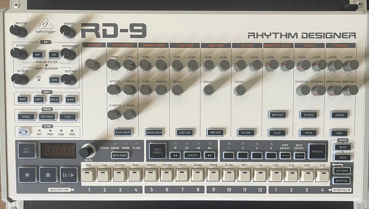 Behringer RD-9 Drum machine Analógica (clone tr 909) seminova