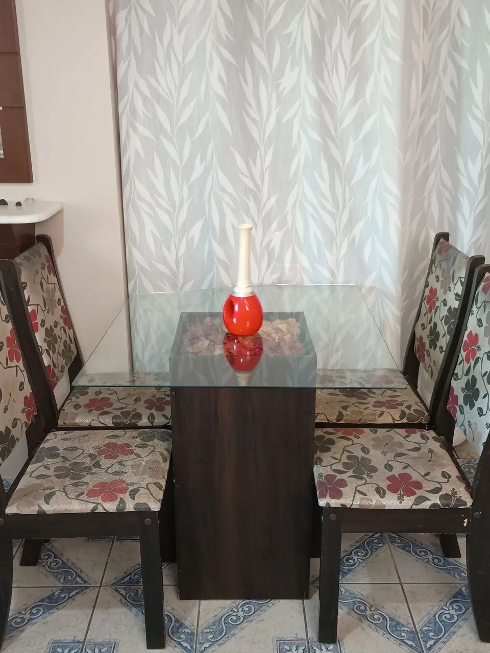 Mesa com 4 cadeiras usadas