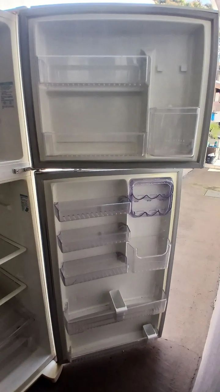 Vendo geladeira,  precisa de reparos. - Foto 4