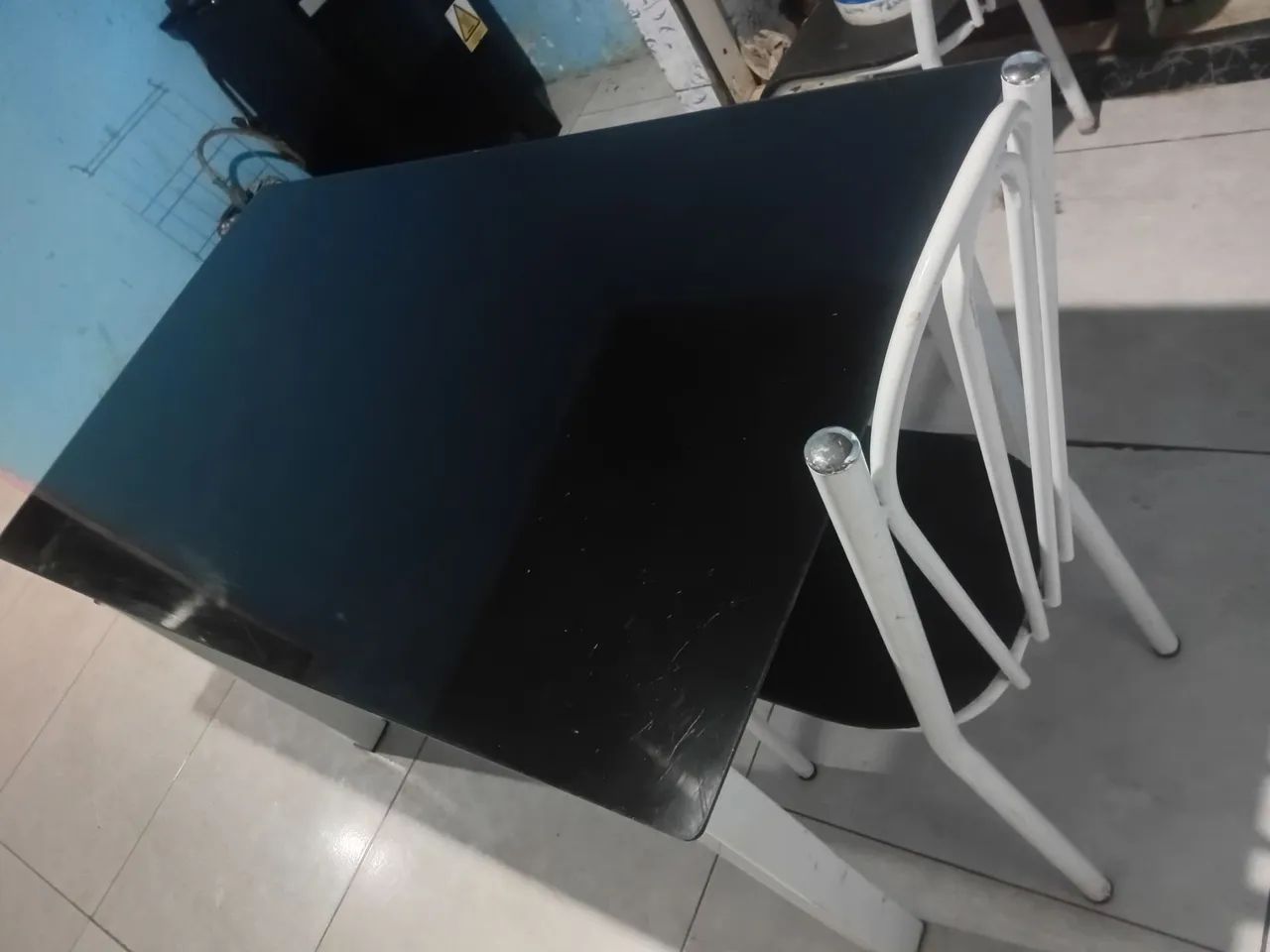 Vendo mesa com 4 cadeiras - Foto 2