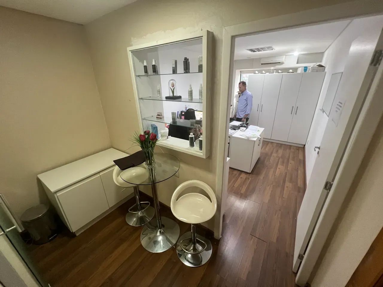 Pelegrine Aluga Sala Comercial de 32m² com vaga de garagem coberta e rotativa - Santa Lúci - Foto 2