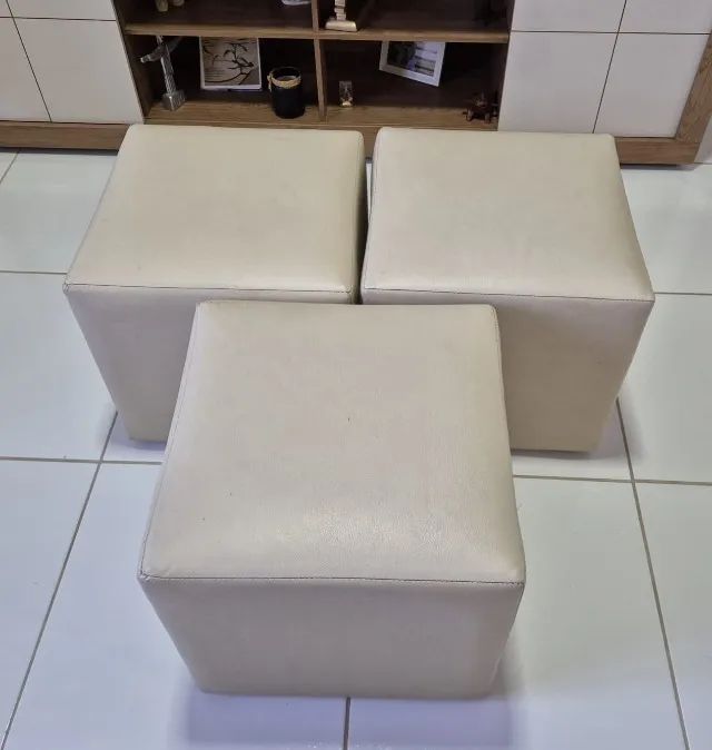 03 Pufes, material corino bege, dimensões 0,40 x 0,40 x 0,40 m