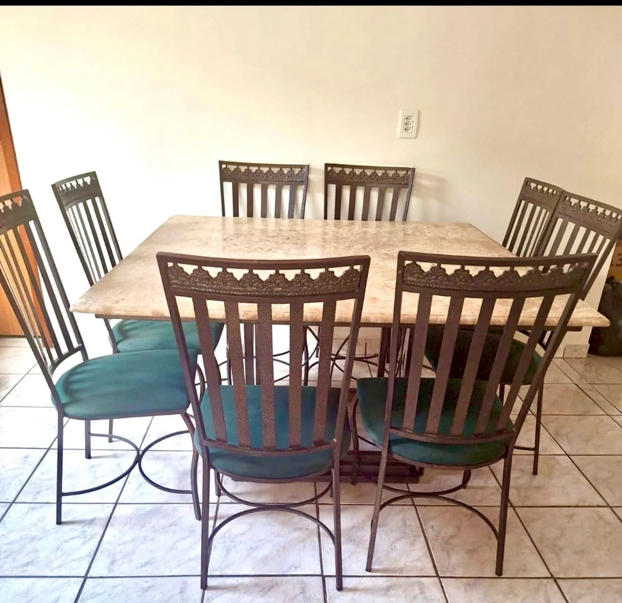 Conjunto de mesa com 8 cadeiras + aparador com tampo de pedra
