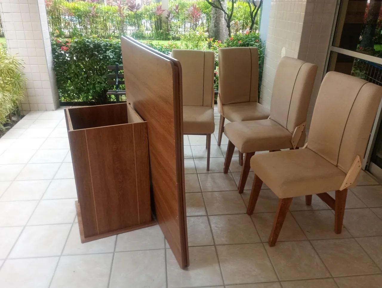 Mesa  de madeira com 4 cadeiras