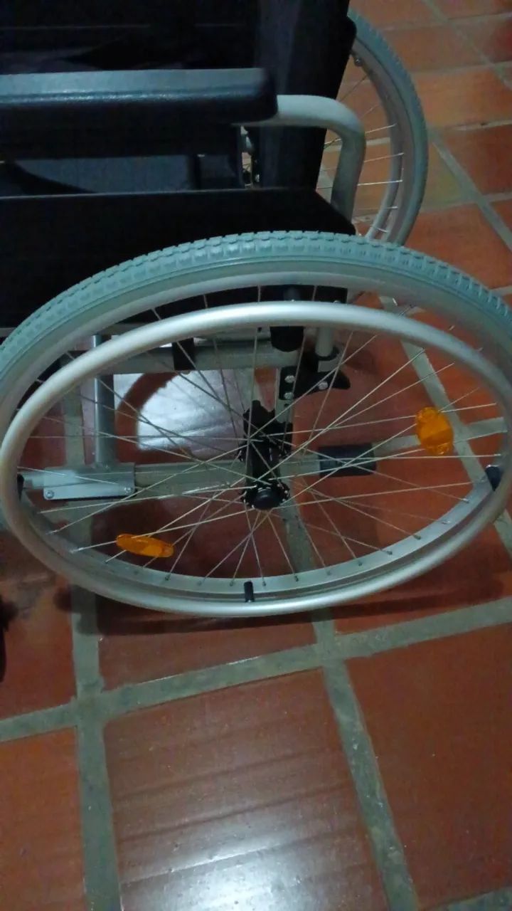 Cadeira de Rodas NOVA  - Foto 3
