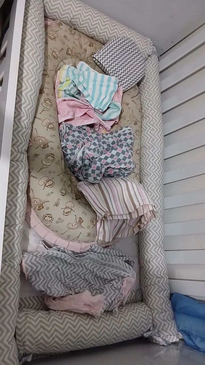 Kit de protetor de berço,  um ninho, mas cinco fronhas para os travesseiro. 