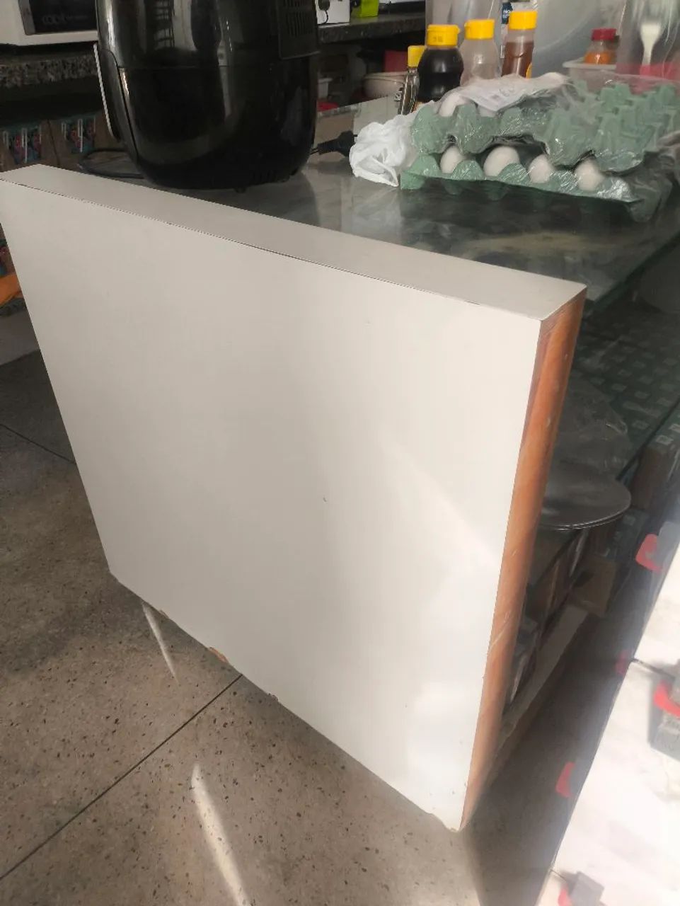 Mesa reforçada com vidro