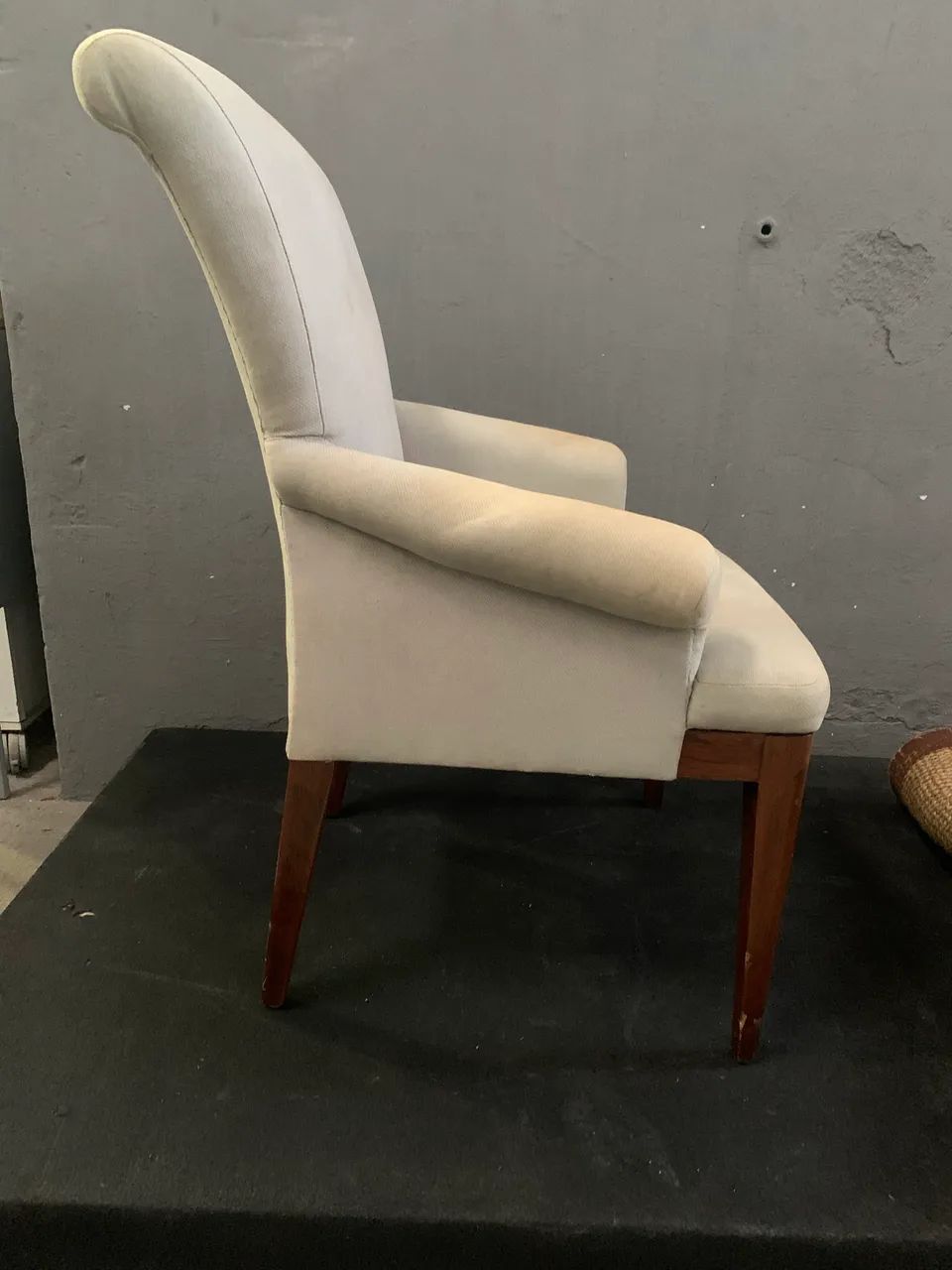 Poltrona Artefato Estofada Bege Pés Madeira Maciça - P/ Reestofar - Foto 3
