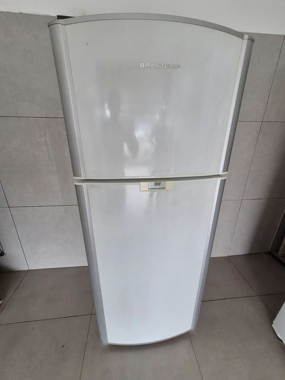 Geladeira semi nova 