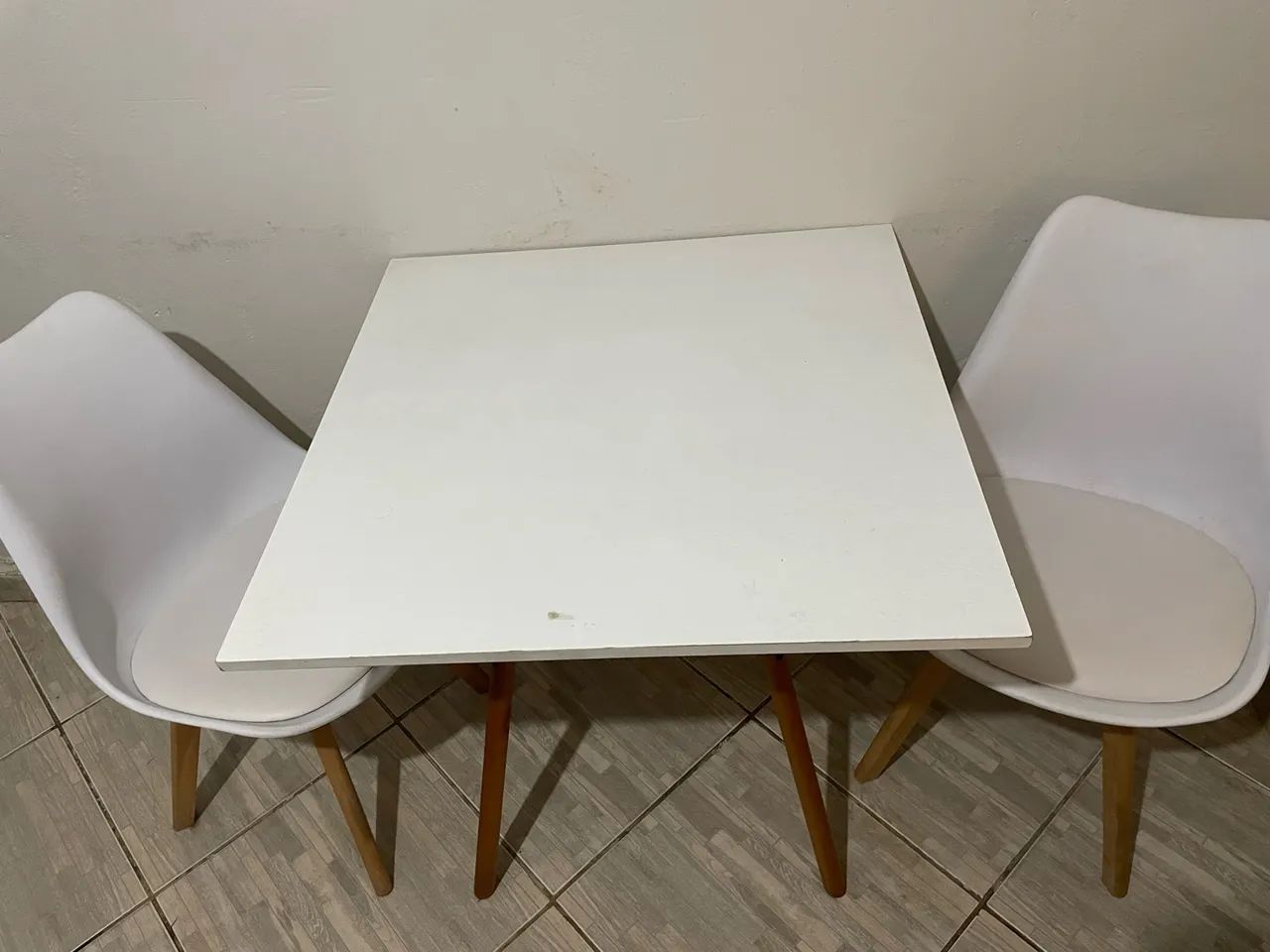 Mesa com 2 cadeiras 