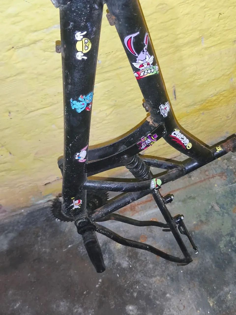 quadro de bicicleta aro 29 com mola no meio e já vai com rolamento central  - Foto 4