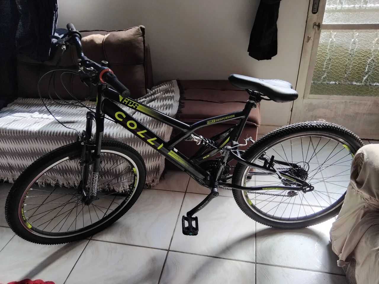 VENDO UMA BICICLETA SEMI NOVA COM MARCHA - Foto 2