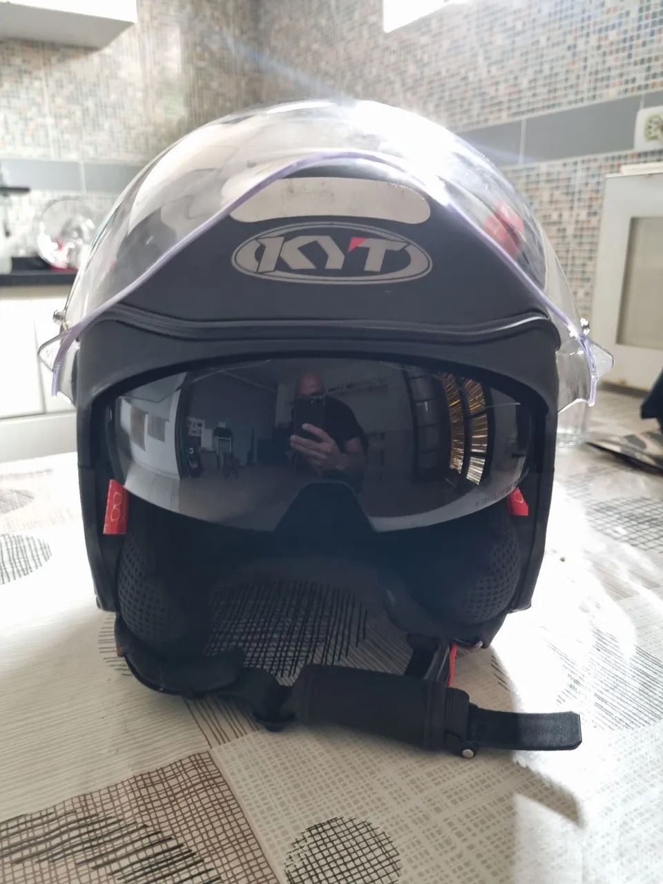 Capacete aberto com óculos - KYT - semi novo