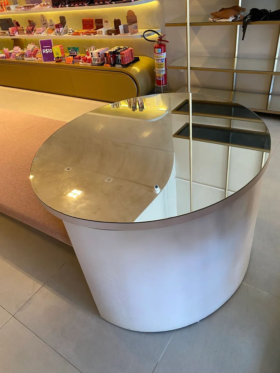 Sofá com mesa de apoio espelhada  - Foto 4