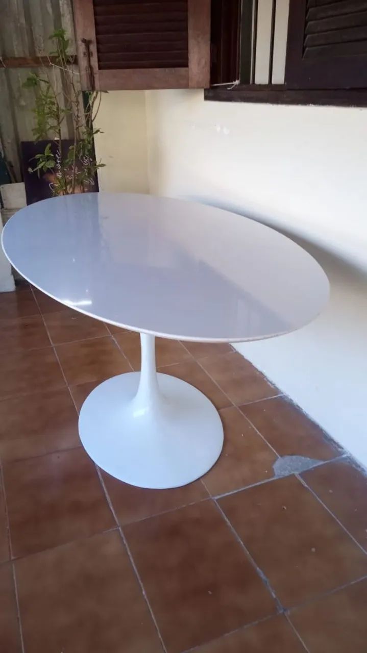 Mesa Saarinen Oval - Branco Prime