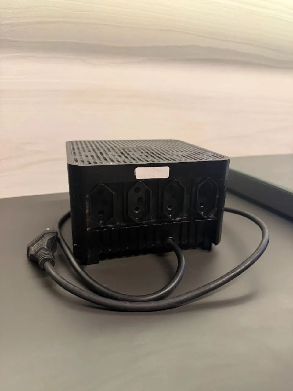 Estabilizador Compacto APC Cubic 300VA Monovolt - Funcionando 100% - Foto 3