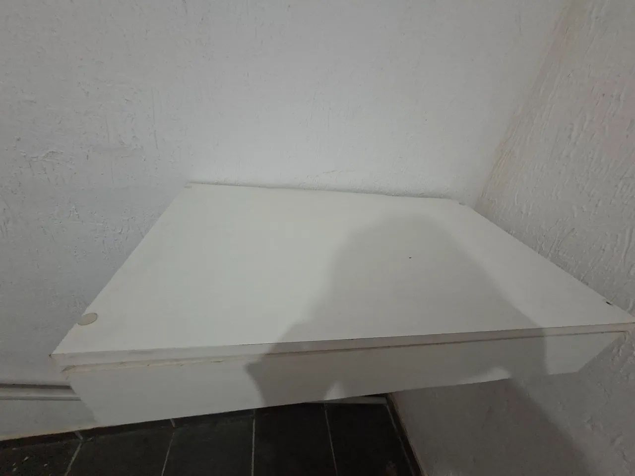 Penteadeira suspensa, com espelho e gaveta. - Foto 2